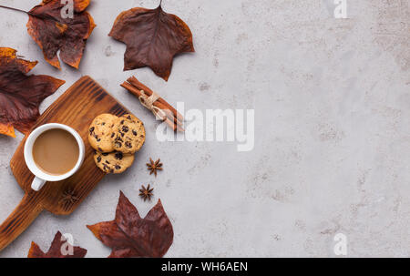 Atmosphère confortable avec de délicieux biscuit et café chaud sur gris Banque D'Images