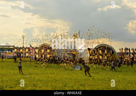 KOSINO, Russie - le 18 juillet 2015 : Pavillon Beeline, panorama et les gens à l'avenir les gens Alfa Festival qui se déroule du 17 au 19 juillet, près de Banque D'Images