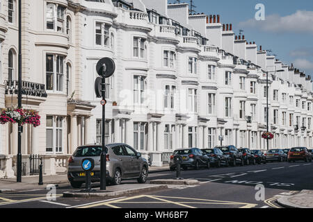 Londres, Royaume-Uni - 18 juillet 2019 : des voitures garées à l'extérieur de maison blanche sur une rue de Paddington, une région de l'ouest de Londres situé entre deux parcs nationaux, pas Banque D'Images