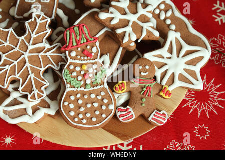 Gingerbread cookies de Noël - cheerful man et bonhomme Banque D'Images