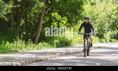 L'accent cycliste professionnel descente park road Banque D'Images