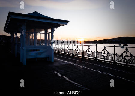 De l'abri à la fin de l'ancienne jetée victorienne, Swanage au coucher du soleil. Banque D'Images