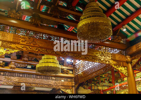 Plafond décoré de façon complexe de Wat Mangkon Kamalawat ou Wat Leng Noei Yi, plus grand et le plus important temple bouddhiste chinois à Bangkok, Thaïlande Banque D'Images