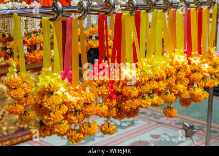 Phuang malai, offres de fleurs traditionnels thaïlandais au Wat Mangkon Kamalawat ou Wat Leng Noei Yi, plus grand temple bouddhiste chinois à Bangkok, Thaïlande Banque D'Images