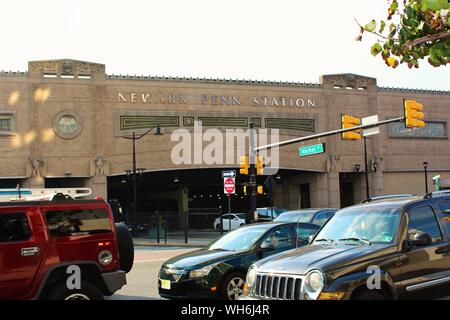 Newark, New Jersey - 15 août 2019 - Vue de la rue du marché de la Newark Penn occupé (Pennsylvanie) et de la gare de bus. Banque D'Images