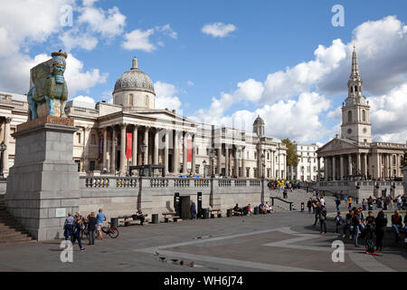 Trafalgar Square , quatrième soubassement , National Gallery et St Martin-in-the-Fields, London UK Banque D'Images