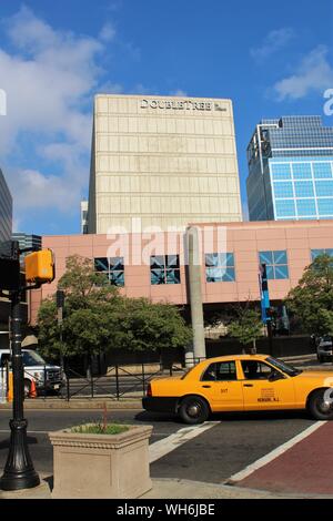 Vue sur une route passante, de l'Hôtel Double tree Hilton à Newark, NJ, pris à l'extérieur du Newark Penn Station, en face. Banque D'Images