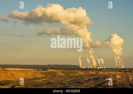 Les mines à ciel ouvert de lignite (charbon brun) qui est brûlé et transformé en électricité par les centrales à l'horizon - plus grand sites miniers et p Banque D'Images