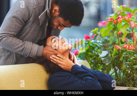 Guy Afro dans l'amour de toucher sa petite amie face de derrière Banque D'Images