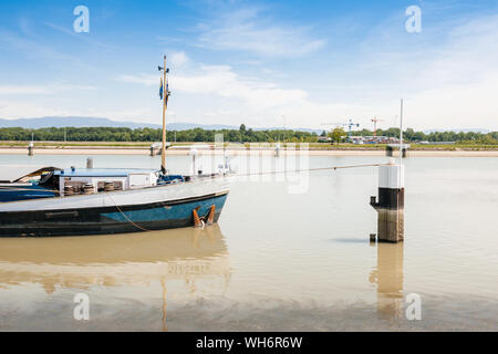 Grand bateau-citerne à cargaison sur le Rhin avec l'Allemagne forêt noire montagnes en arrière-plan Banque D'Images