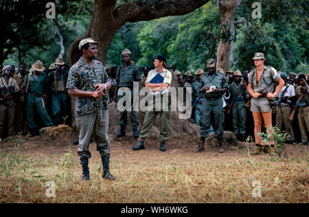 Lt colonel Andrew Parker Bowles, centre avec dossier bleu, au Camp Alpha, Rhodesia-Zimbabwe 1980. Il est vu la supervision des troupes du Front Patriotique qui nous arrivent de la brousse dans la holding de l'Armée britannique des camps dans la vallée du Zambèze dans le cadre du processus de paix de Lancaster House après la fin de la guerre civile de la Rhodésie. Il était officier de liaison à lord Soames, lorsqu'il était gouverneur de la Rhodésie au cours de la période de transition vers l'état de règle majoritaire du Zimbabwe en 1979-1980. Il a été un personnel qualifié (SQ), et est devenu un lieutenant-colonel le 30 juin 1980.AK47AK47, il a reçu le Queen's Commendation fo Banque D'Images