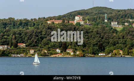 Voilier sur le Lac Majeur avec le colosse de San Carlo Borromeo en arrière-plan, Arona, Italie Banque D'Images