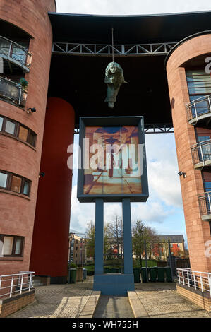 Le portier, comme la sculpture à nouveau Gorbals à Glasgow développement par Matt Baker et Dan Dubowitz. Banque D'Images