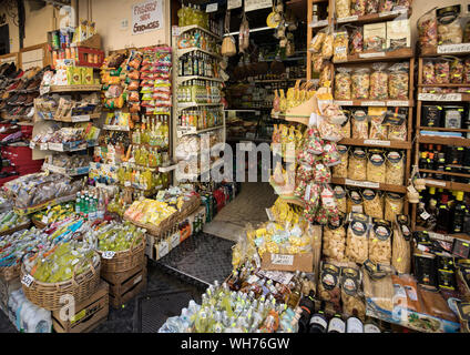 Sorrento, Italie - 12 juin 2017 : Bouteilles de Limoncello et spécialités culinaires italiennes dans un magasin de souvenirs à Sorrente Italie Banque D'Images