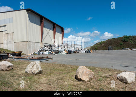 Gros tas de ferraille junk incl. armoire à dossiers, grill à gaz, tondeuse, etc. montrant les déchets et les temps à usage unique Banque D'Images