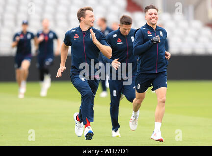 England's Jos Buttler (à gauche) et Rory Burns lors d'une session à filets Old Trafford, Manchester. Banque D'Images