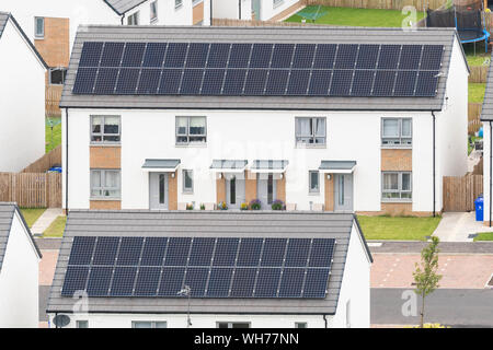 Nouveau bâtiment avec des panneaux solaires sur les toits, Raploch, Stirling, Scotland, UK Banque D'Images