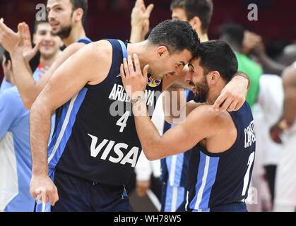 Wuhan, province du Hubei en Chine. 2e, 2019 Sep. Luis Scola (L) et de l'Argentine Facundo Campazzo célébrer après le match du groupe B entre le Nigéria et l'Argentine à la Coupe du Monde de la FIBA 2019 à Wuhan, capitale de la province du Hubei en Chine centrale, le 2 septembre 2019. Credit : Cheng Min/Xinhua/Alamy Live News Banque D'Images