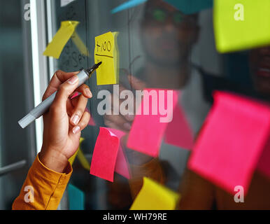 Close-up of woman post-it jaune collé o Banque D'Images