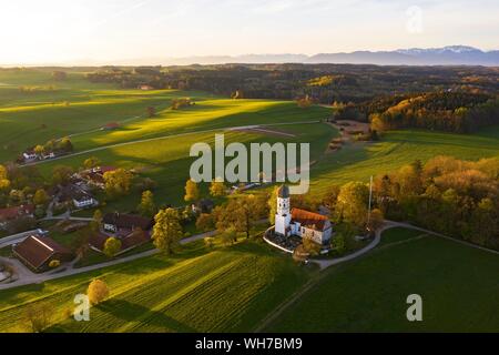 Holzhausen avec Saint Johann Baptist Church, à la lumière du matin, près de Holzhausen, Funfseenland Munsing, Haute-Bavière, Bavière, Allemagne Banque D'Images