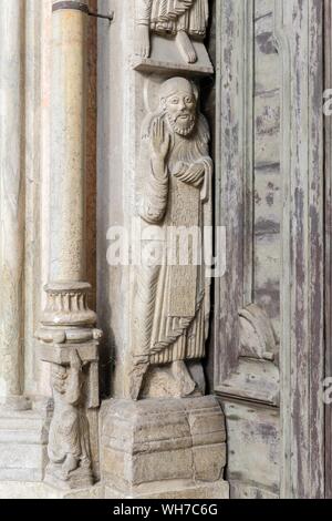 Soulagement en pierre de style roman, Prophète du porta regia, Cathédrale Santa Maria Assunta, Cremona, Lombardie, Italie Banque D'Images