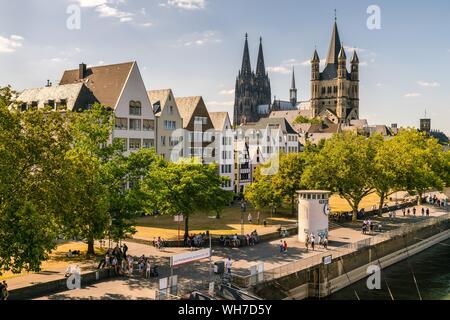 Église St-martin, de la cathédrale, du Rhin, de la vieille ville de banque, Cologne, Rhénanie du Nord-Westphalie, Allemagne Banque D'Images