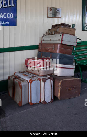 L33/UK - 30 août : les anciennes valises à East Grinstead Bluebell railway station West Sussex le 30 août 2019 Banque D'Images