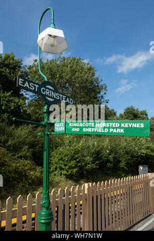 L33/UK - 30 août : lampadaire et direction à East Grinstead station West Sussex le 30 août 2019 Banque D'Images