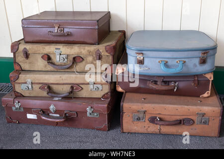 L33/UK - 30 août : les anciennes valises à East Grinstead Bluebell railway station West Sussex le 30 août 2019 Banque D'Images