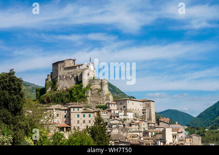 Vieille ville de Subiaco avec la Forteresse Abbatiale sur le dessus - Subiaco (Rome) Italie - Château de Borgia de Subiaco Banque D'Images