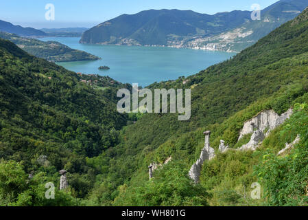 Monument rocks (Chalk Pyramides) de la zone au lac Iseo sur Italie Banque D'Images