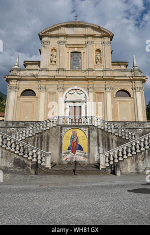 L'église de Sale Marasino sur le lac d'Iseo en Italie Banque D'Images