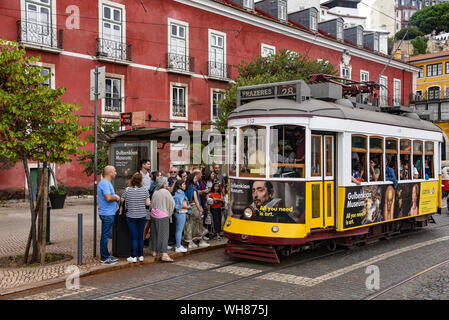 Lisbonne, Portugal - 27 juillet 2019 : Tramways offrant des transports en commun dans le quartier d'Alfama de Lisbonne, Portugal Banque D'Images