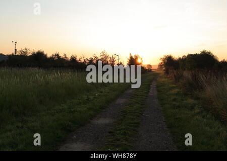 Chemin Rural menant à la rising sun Banque D'Images