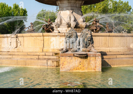 Fontaine historique de la Rotonde avec sculpture de lions à Aix-en-Provence, France Banque D'Images