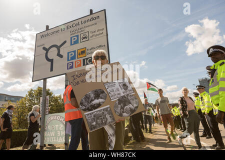 Excel Centre, London, UK. 2e, 2019 Sep. Les manifestants tentent d'arrêter un camion poids lourds entrant dans les bras juste au centre Excel. Credit : Penelope Barritt/Alamy Live News Banque D'Images