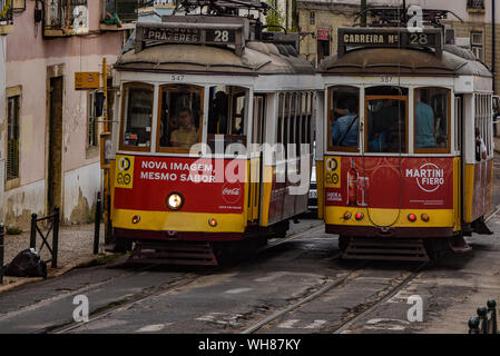 Lisbonne, Portugal - 27 juillet 2019 : Tramways offrant des transports en commun dans le quartier d'Alfama de Lisbonne, Portugal Banque D'Images