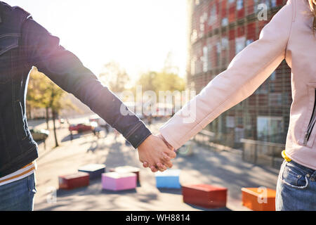 Couple amoureux se tenir la main, Barcelone, Espagne Banque D'Images