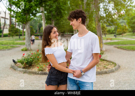 Young couple holding hands in a park Banque D'Images