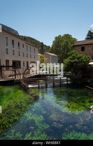 Fontaine-de-Vaucluse petit village de charme en Provence France Banque D'Images
