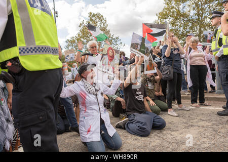 Excel Centre, London, UK. 2e, 2019 Sep. Les manifestants tentent d'arrêter un camion poids lourds entrant dans les bras juste au centre Excel. Credit : Penelope Barritt/Alamy Live News Banque D'Images