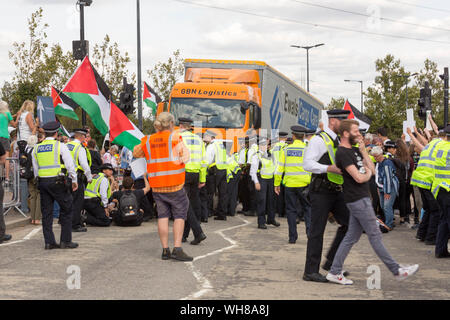 Excel Centre, London, UK. 2e, 2019 Sep. Les manifestants tentent d'arrêter un camion poids lourds entrant dans les bras juste au centre Excel. Credit : Penelope Barritt/Alamy Live News Banque D'Images