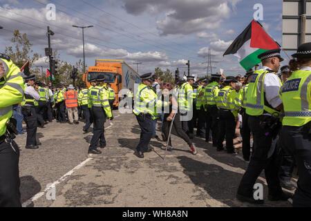 Excel Centre, London, UK. 2e, 2019 Sep. Les manifestants tentent d'arrêter un camion poids lourds entrant dans les bras juste au centre Excel. Credit : Penelope Barritt/Alamy Live News Banque D'Images