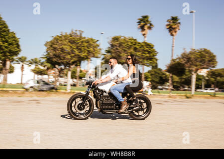 Couple riding sur moto en été Banque D'Images