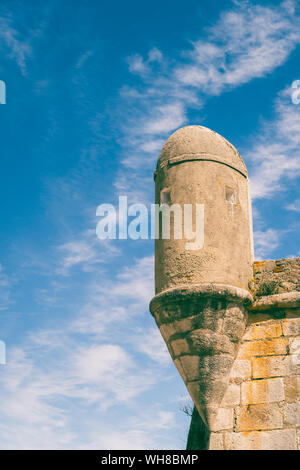 Détail de la tourelle et les murs de la forteresse de Notre Dame de lumière à Cascais, Portugal. Banque D'Images