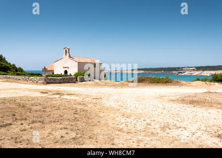 La plage de Sainte Croix est construite près de Martiguesavec une petite chapelle blanche dans un paysage idyllique Banque D'Images