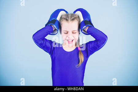 Déterminé à gagner. d'entraînement de petite fille boxer. Heureux l'enfant sportsman dans des gants de boxe. Fitness diet. énergie santé perforatrice knock-out. L'activité de la petite enfance. Le succès de la mode sportswear Sport.. Banque D'Images