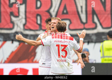 Frankfurt, Deutschland. 06Th Jan, 2016. jubilation Rouwen HENNINGS withte (D) après son but à 0 : 1, de gauche à droite Alfredo MORALES (GER), Rouwen HENNINGS (GER), Adam BODZEK (GER) Football 1. Bundesliga, 3.journée, Eintracht Frankfurt (F) - Fortuna Düsseldorf (D), le 01.09.2019 à Francfort/Allemagne. ¬ | Conditions de crédit dans le monde entier : dpa/Alamy Live News Banque D'Images