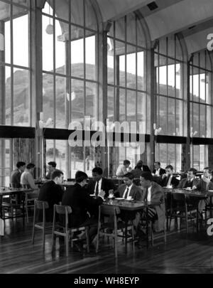 Salle à manger à Holland House La première des nouvelles résidences de l'Université d'Édimbourg pour les étudiants. Dans la salle à manger sont en médecine, les étudiants en droit, les étudiants en arts et sciences, juin 1961. Banque D'Images