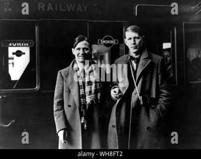 W H( Wystan Hugh Auden) (1907-1973) avec Christopher Isherwood. W H Auden, La Vie d'un poète, par Charles Osborne. Banque D'Images